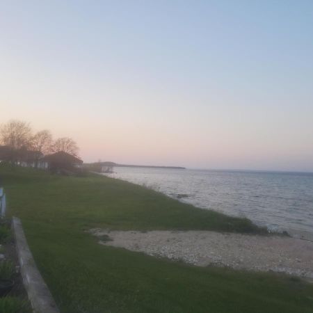 Bayview Lakefront Inn Saint Ignace Exterior photo