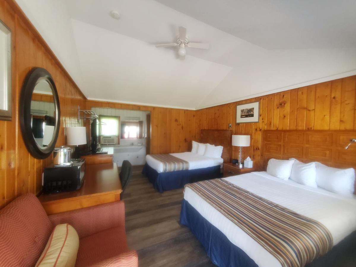 Bayview Lakefront Inn Saint Ignace Exterior photo
