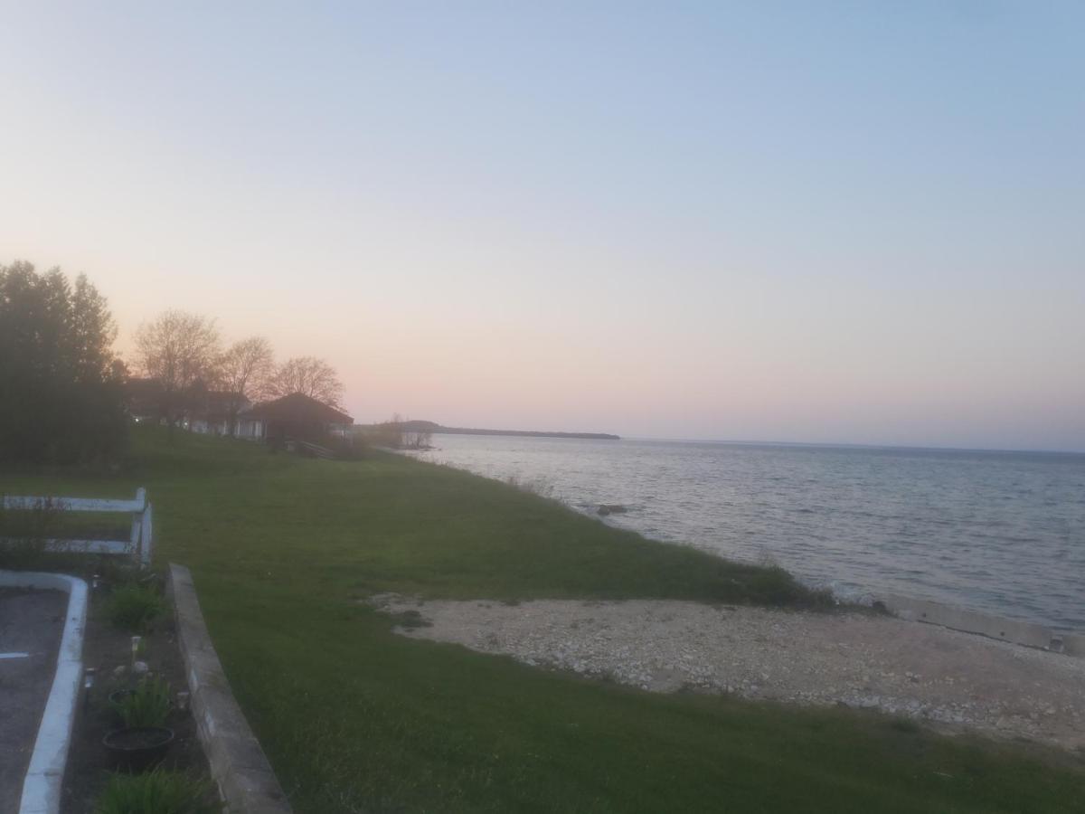 Bayview Lakefront Inn Saint Ignace Exterior photo