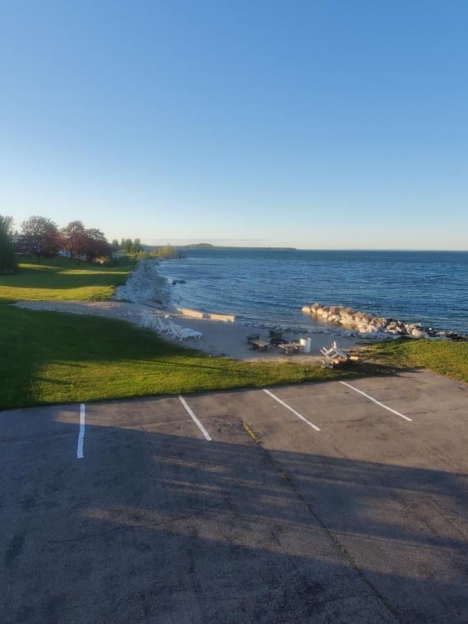 Bayview Lakefront Inn Saint Ignace Exterior photo