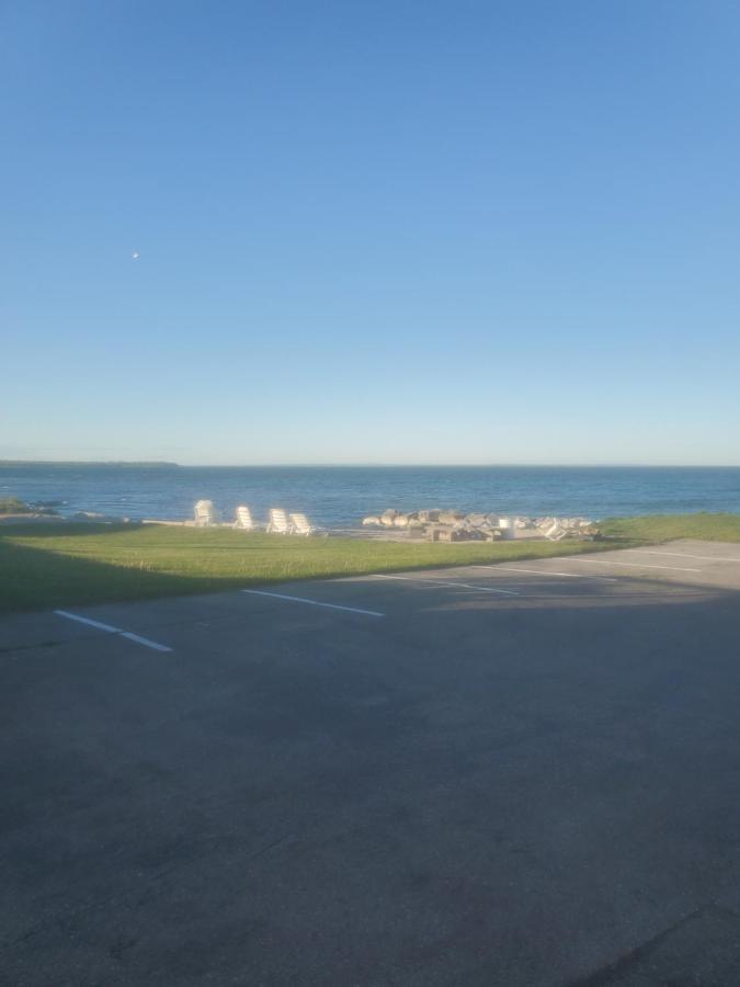 Bayview Lakefront Inn Saint Ignace Exterior photo